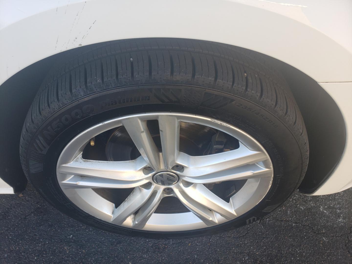 2013 WHITE /gray and black Volkswagen Passat tdi highline (1VWCN7A31DC) with an 2.0L L4 DOHC 16V engine, 6-Speed Automatic transmission, located at 323 E Dunlap Ave., Phoenix, AZ, 85020, (602) 331-9000, 33.567677, -112.069000 - 2013 Volkswagen Passat TDI SEL Premium,...... EXCELLENT condition, A Real Must See!!.... No accidents, Ice cold ac front and rear, Stereo/CD Player, Satellite compatible, Bluetooth, Phone sync, Backup camera, Navigation, Clean Black and Gray interior with Black Leather seats in near perfect conditio - Photo#19